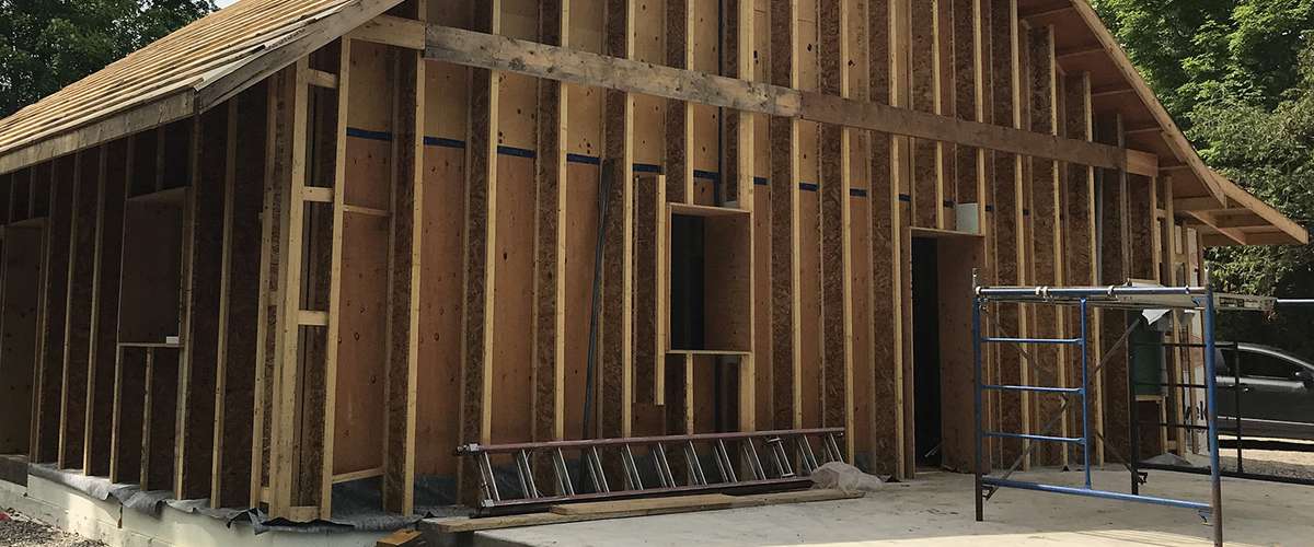 被动的房子墙系统;拉森桁架& dense-packed纤维素绝缘