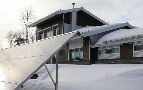 太阳能panels power the Kenogami House in Saguenay, Quebec