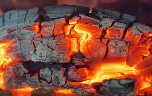 木材燃烧-它的工作原理和不同的阶段