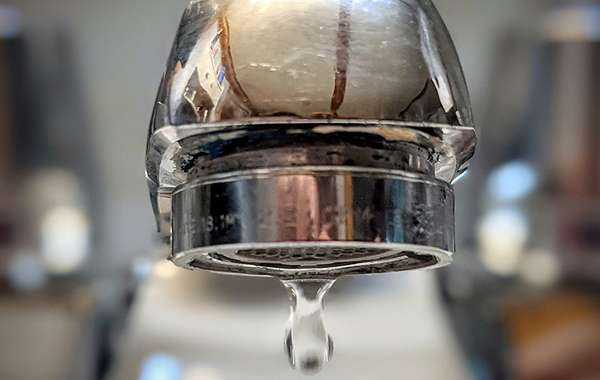 如何修理滴水的水龙头漏水的或容易吗