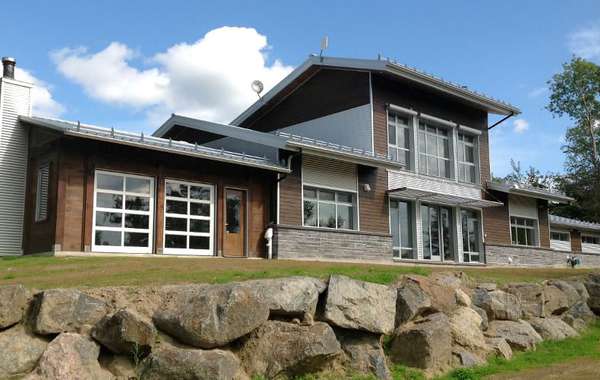 魁北克Lac Kenogami的被动式太阳能住宅