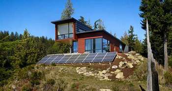 带有太阳能光伏和电池备用的离网房屋